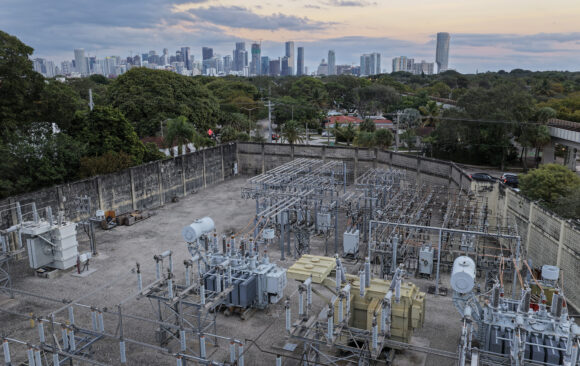 Source-feed image associated with US Acts to Speed Up Power Grid Hook-Ups for AI Data Centers