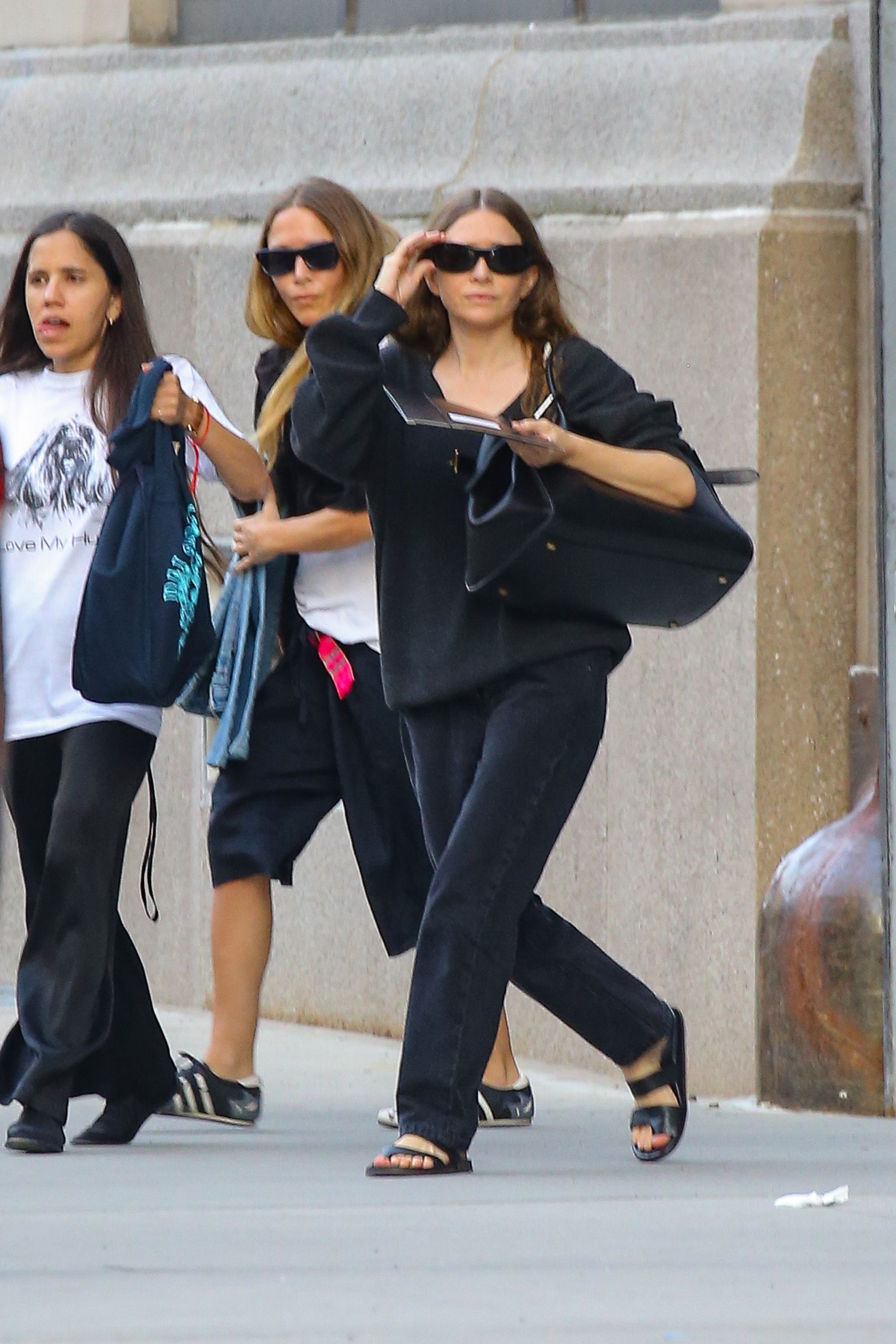 Source-feed image associated with Ashley and Mary-Kate Olsen Have Different Takes on Transeasonal Style