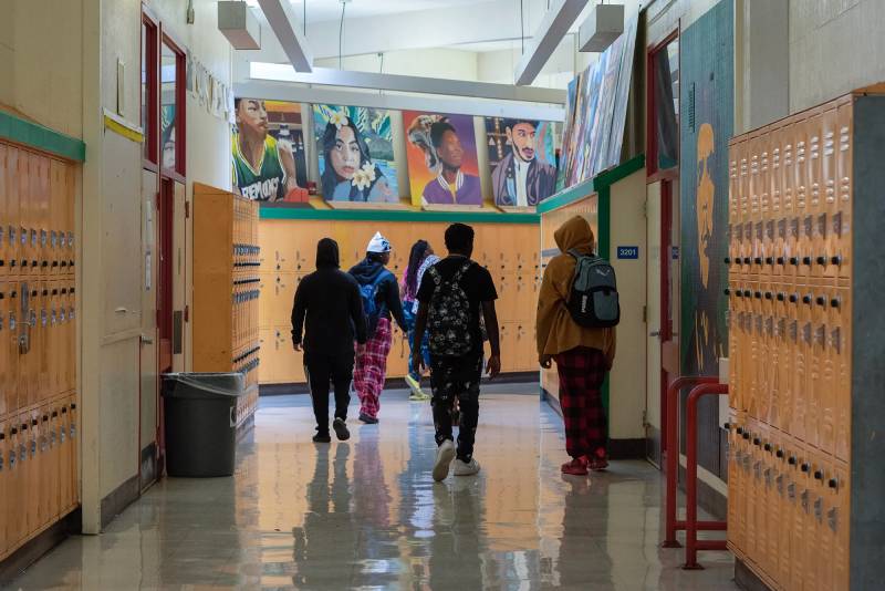 Source-feed image associated with OUSD Cellphone Ban for Students Takes Effect on the First Day of the School Year