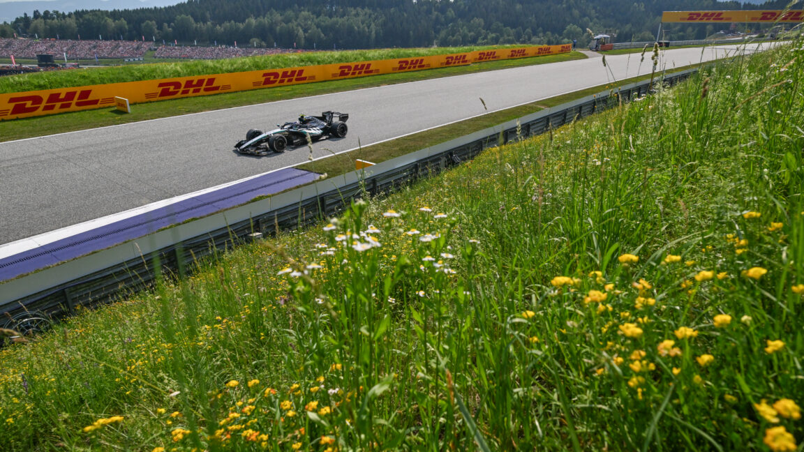 Source-feed image associated with F1 in Austria: Starts off exciting, then goes the opposite way