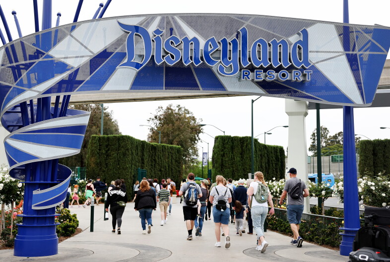 Source-feed image associated with Anaheim debated a tax on Ubers and Lyfts to Disneyland. Here’s why it didn’t make the ballot