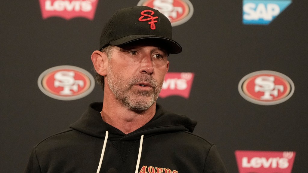 Source-feed image associated with Kyle Shanahan makes a cameo appearance at 49ers practice following recent car crash