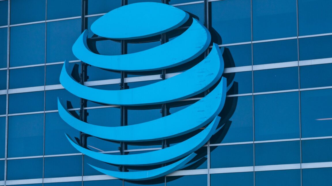 Source-feed image associated with AT&T loses key ruling in bid to stop offering basic phone service in California