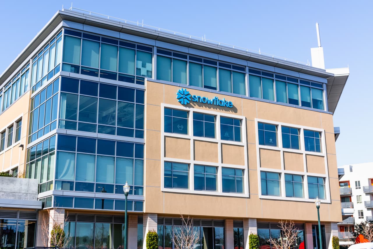 Source-feed image associated with Snowflake’s stock surges nearly 40% as AI acceleration drives record product-revenue growth