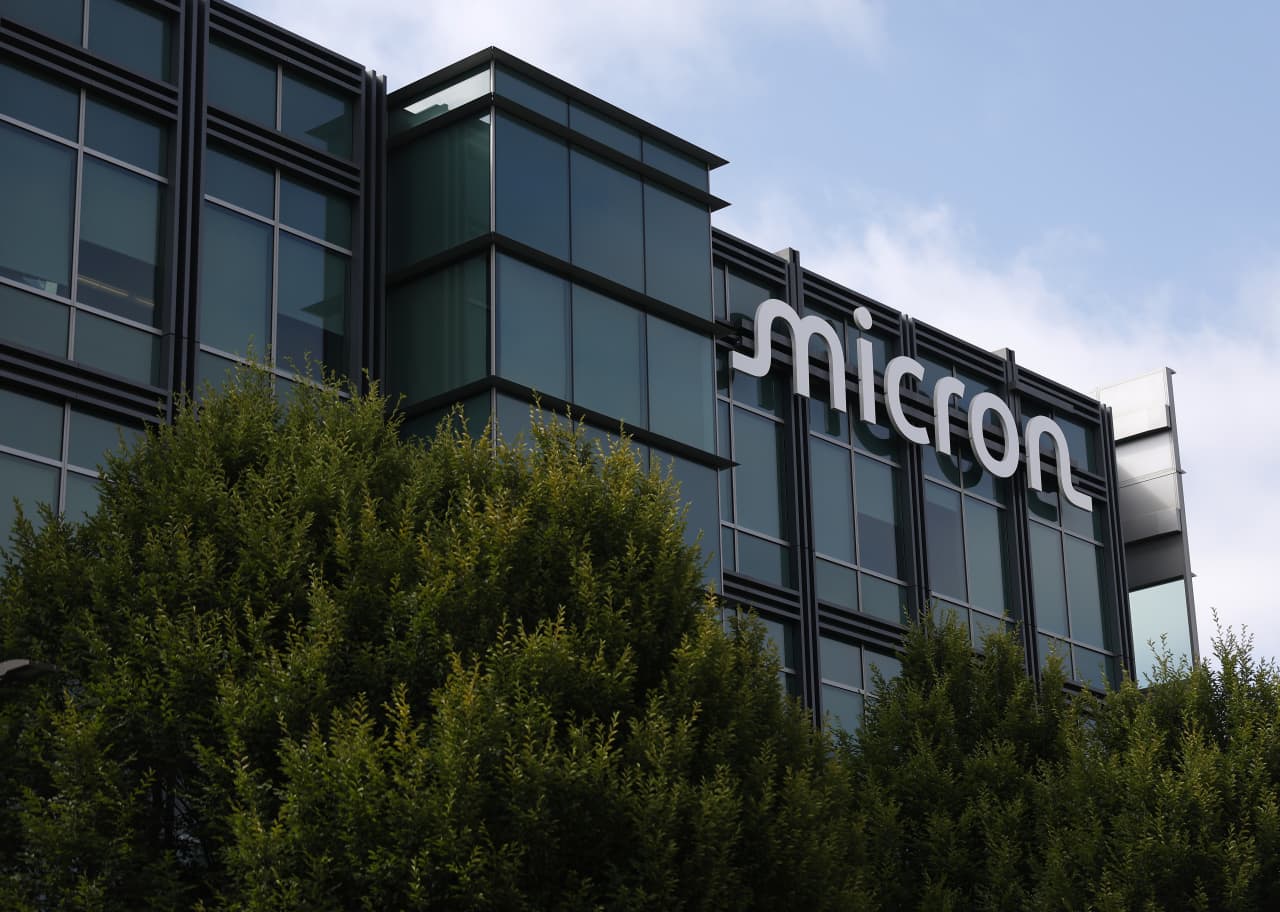 Source-feed image associated with Micron’s stock surges on multibillion-dollar U.S. manufacturing push