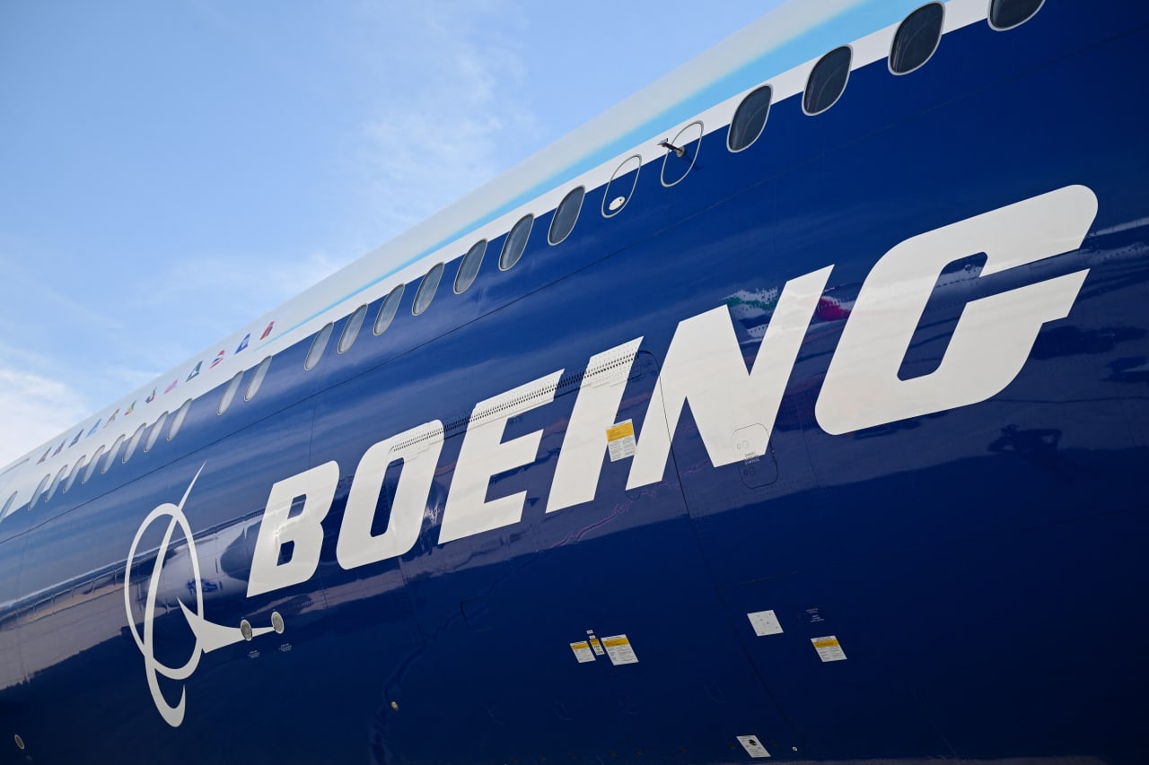 Source-feed image associated with Boeing’s stock rallies as surprisingly large loss is offset by upbeat revenue and backlog