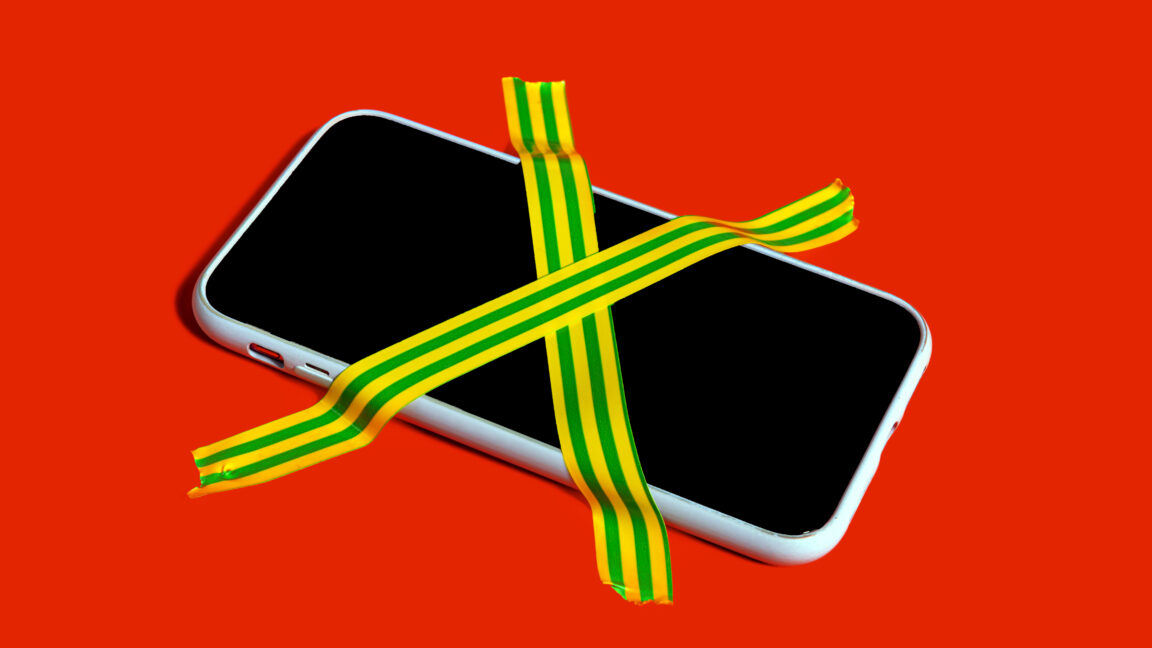 Source-feed image associated with Russian citizens told "switch to Android" after Apple blocks key Russian apps