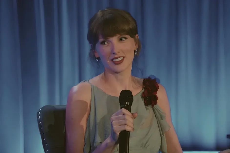 Source-feed image associated with Taylor Swift Wore a West Village Girl Staple for Her First Post-Wedding Performance