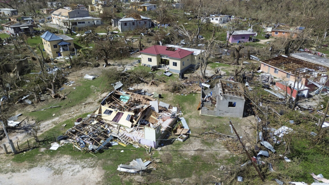 Source-feed image associated with Forecasters predict below-average hurricane season, advise against complacency