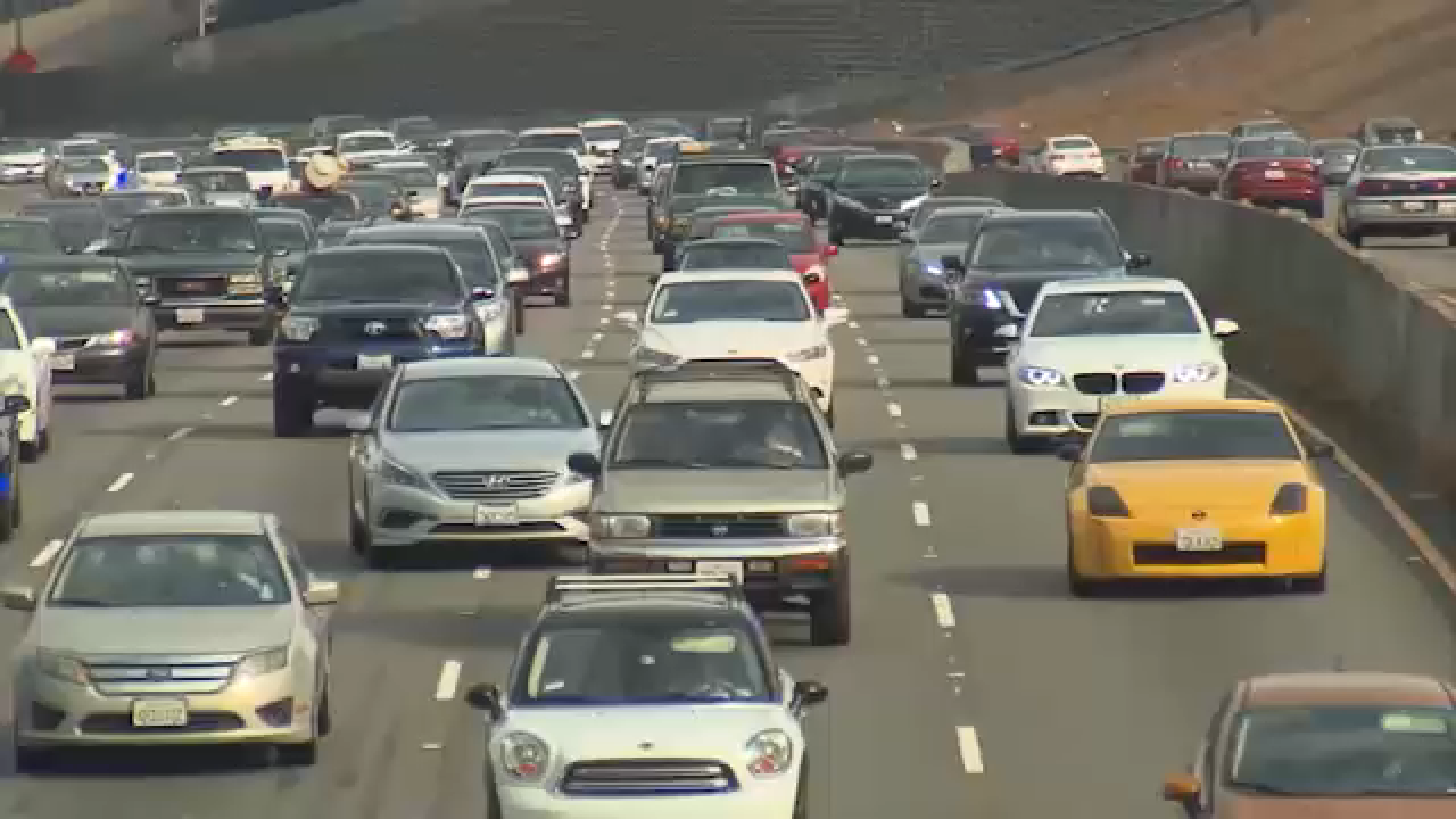 Source-feed image associated with 4th of July travel expected to hit record high: Busiest days to fly and drive