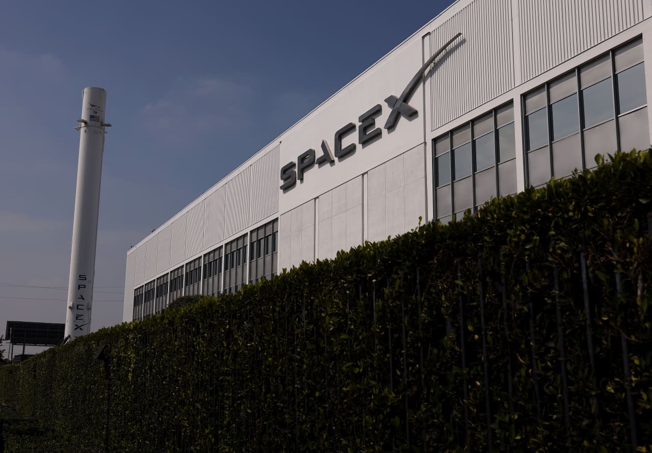 Source-feed image associated with SpaceX is back in the $2 trillion club after nearly two months