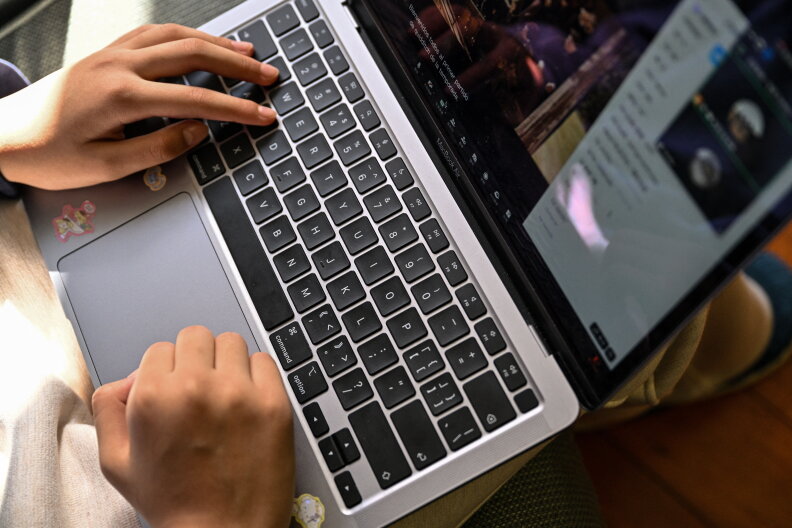 Source-feed image associated with LAUSD's new screen time rules: No device time for youngest students, more limits for older grades