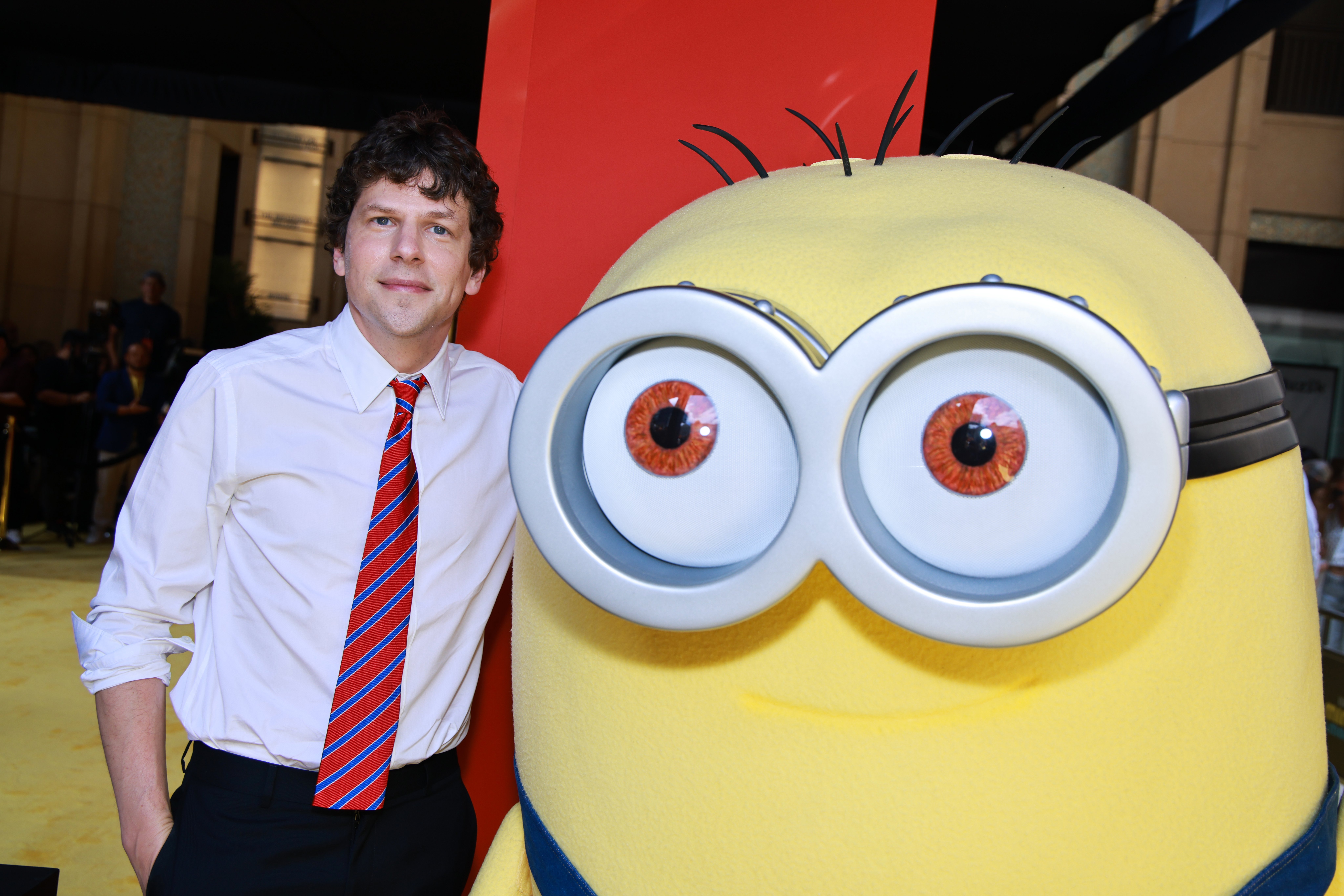 Source-feed image associated with Watch ‘Minions & Monsters’ Stars Jesse Eisenberg, Jeff Bridges and Zoey Deutch Speak Minionese