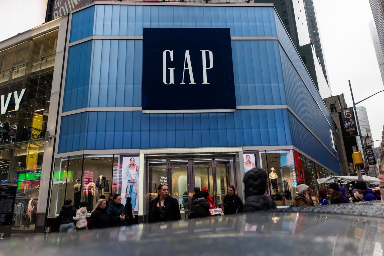 Source-feed image associated with High gas prices soak up more retail-sales dollars — and restaurants are paying the bill