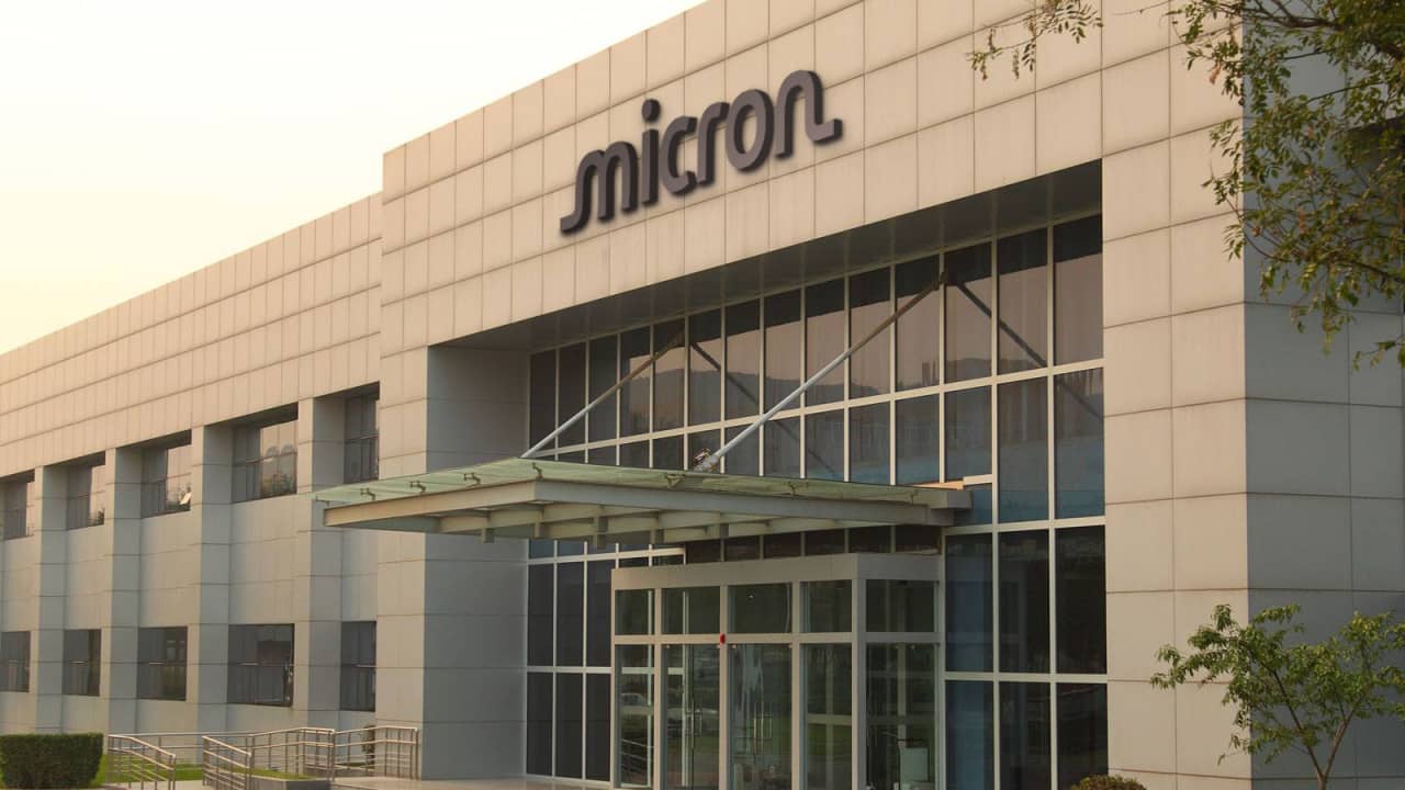 Source-feed image associated with Micron investors are partying like it’s 1987. Analysts say the stock still looks pretty cheap.