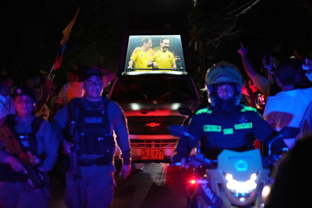Source-feed image associated with Trump-endorsed de la Espriella holds a slim lead in Colombia's election as his rival challenges vote