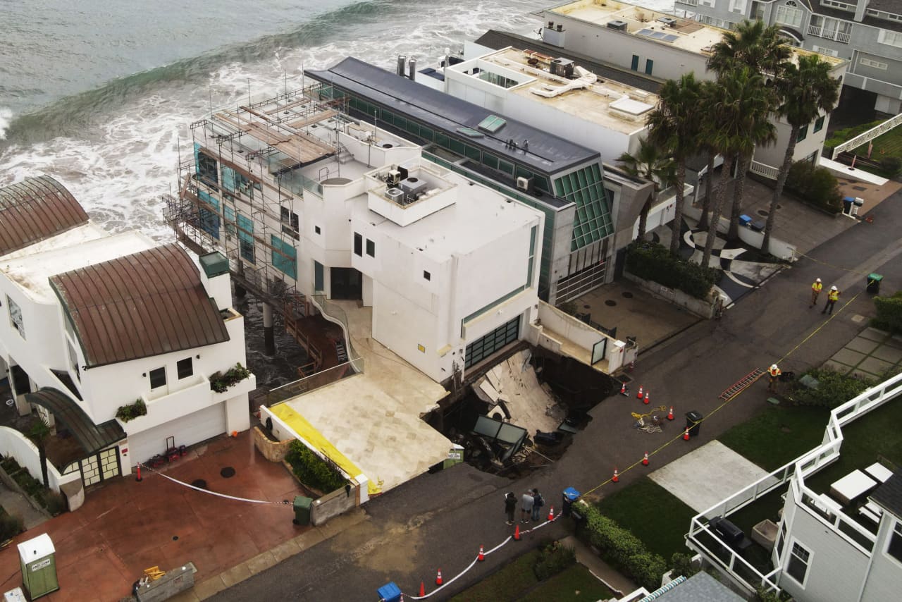 Source-feed image associated with Massive sinkhole still threatens Nicolas Cage’s $10.5 million Malibu mansion