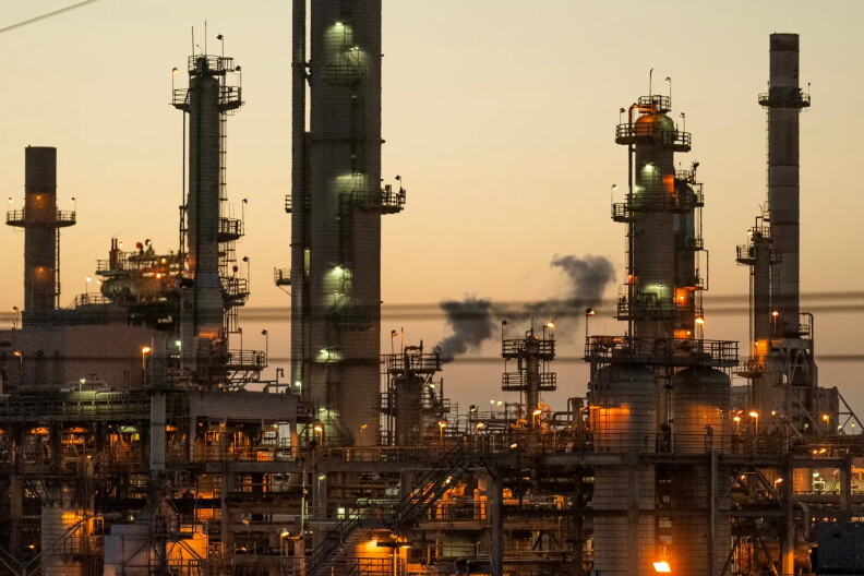 Source-feed image associated with California overhauls carbon market — critics say it’s a giveaway to oil