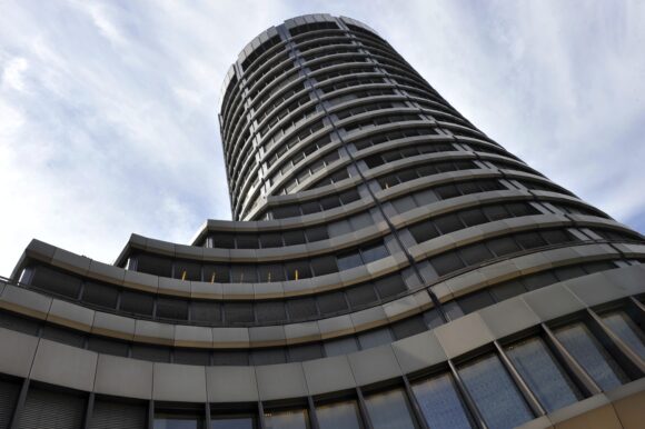 Source-feed image associated with Debt, AI Boom and Financial Fragilities Raise Global Risks, BIS Says