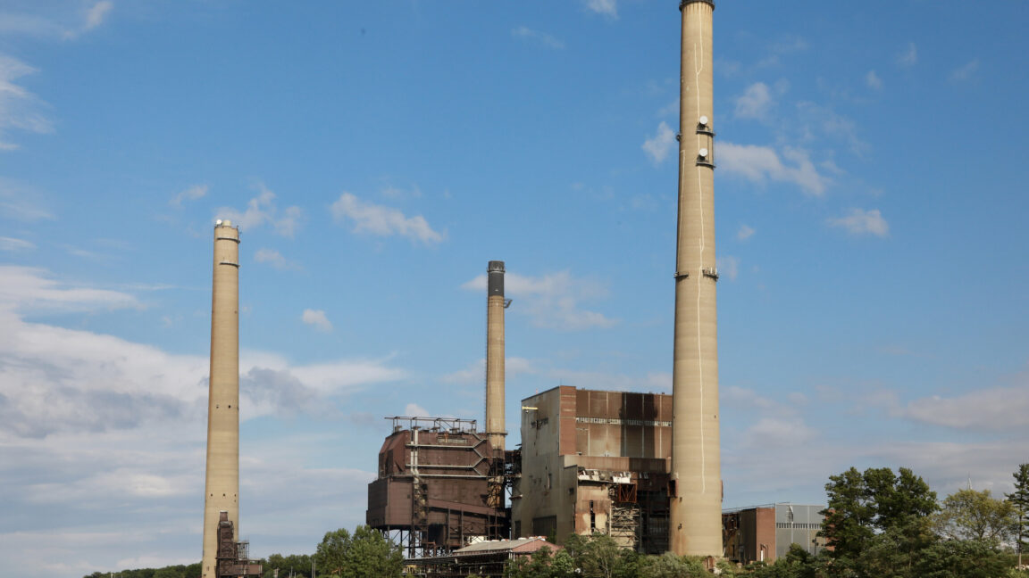 Source-feed image associated with Trump admin tries again to revive dying coal industry