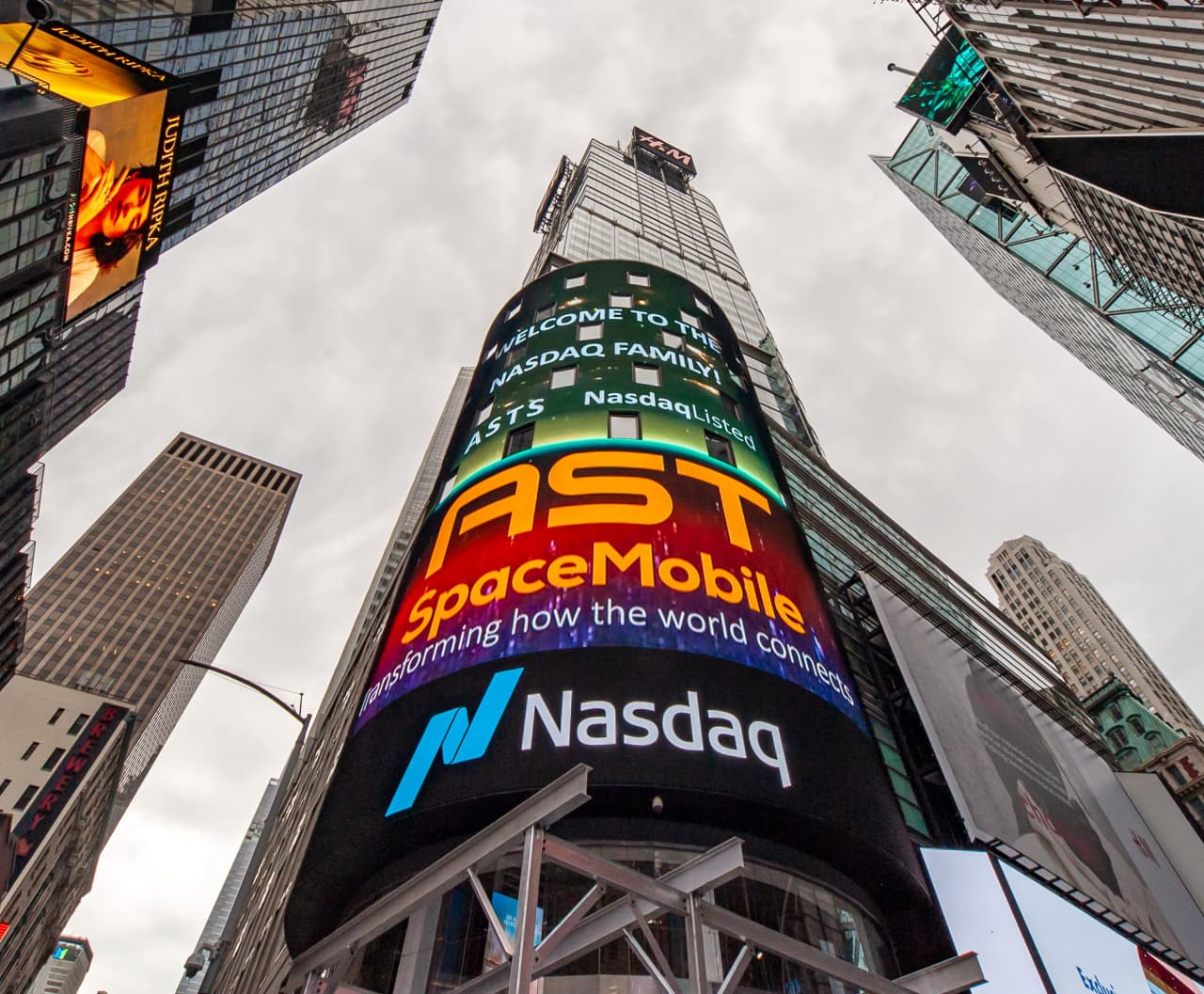 Source-feed image associated with AST SpaceMobile’s stock is sinking as the SpaceX rival looks to raise more cash
