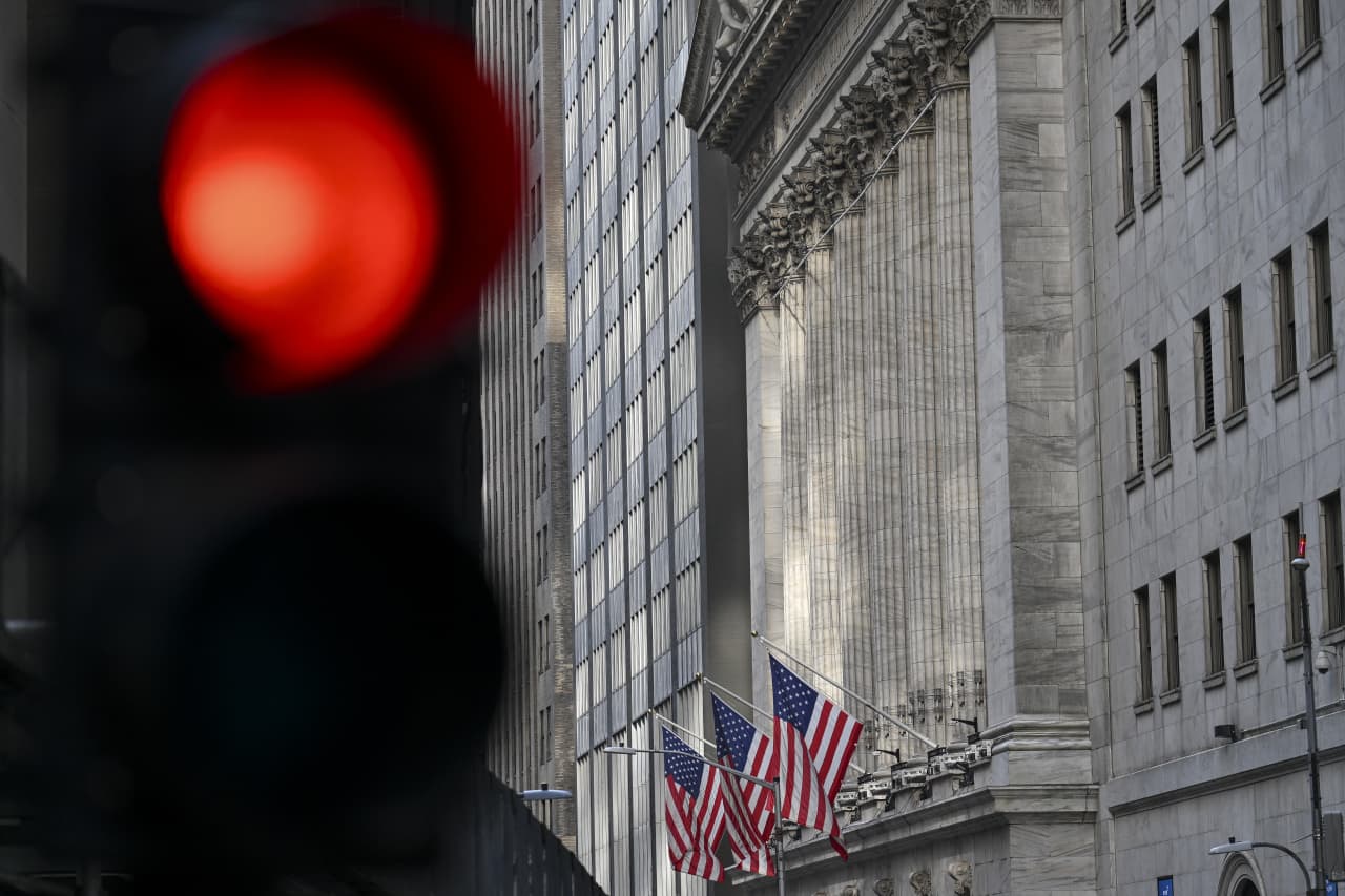 Source-feed image associated with Another redemption wave is spooking the $2 trillion private-credit market