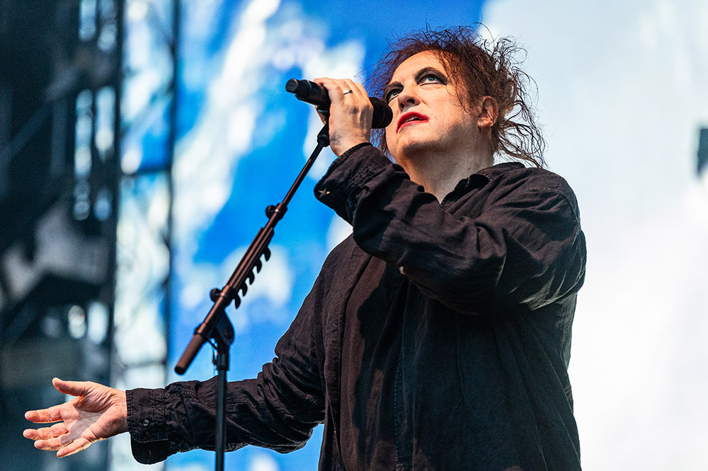 Source-feed image associated with The Cure Plays the Hits — and Robert Smith Tears Up at ‘Just Like Heaven’ — in Nostalgic, Whimsical Øyafestivalen Set: Concert Review
