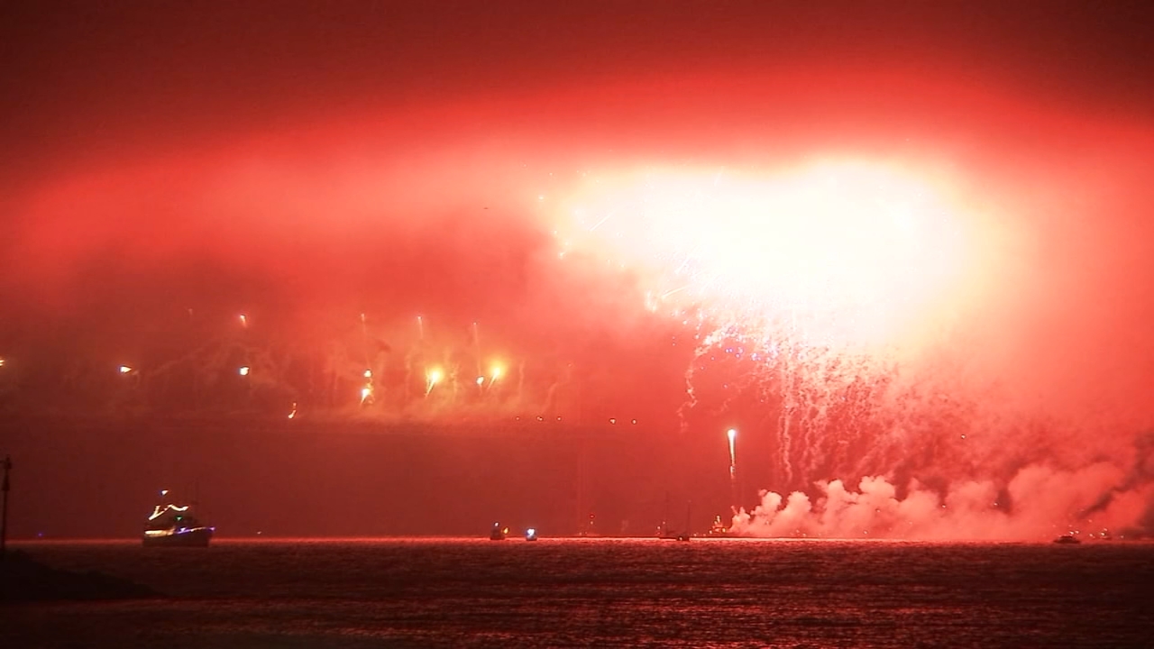 Source-feed image associated with Despite fog, Golden Gate Bridge fireworks show sees huge turnout in SF for 4th of July