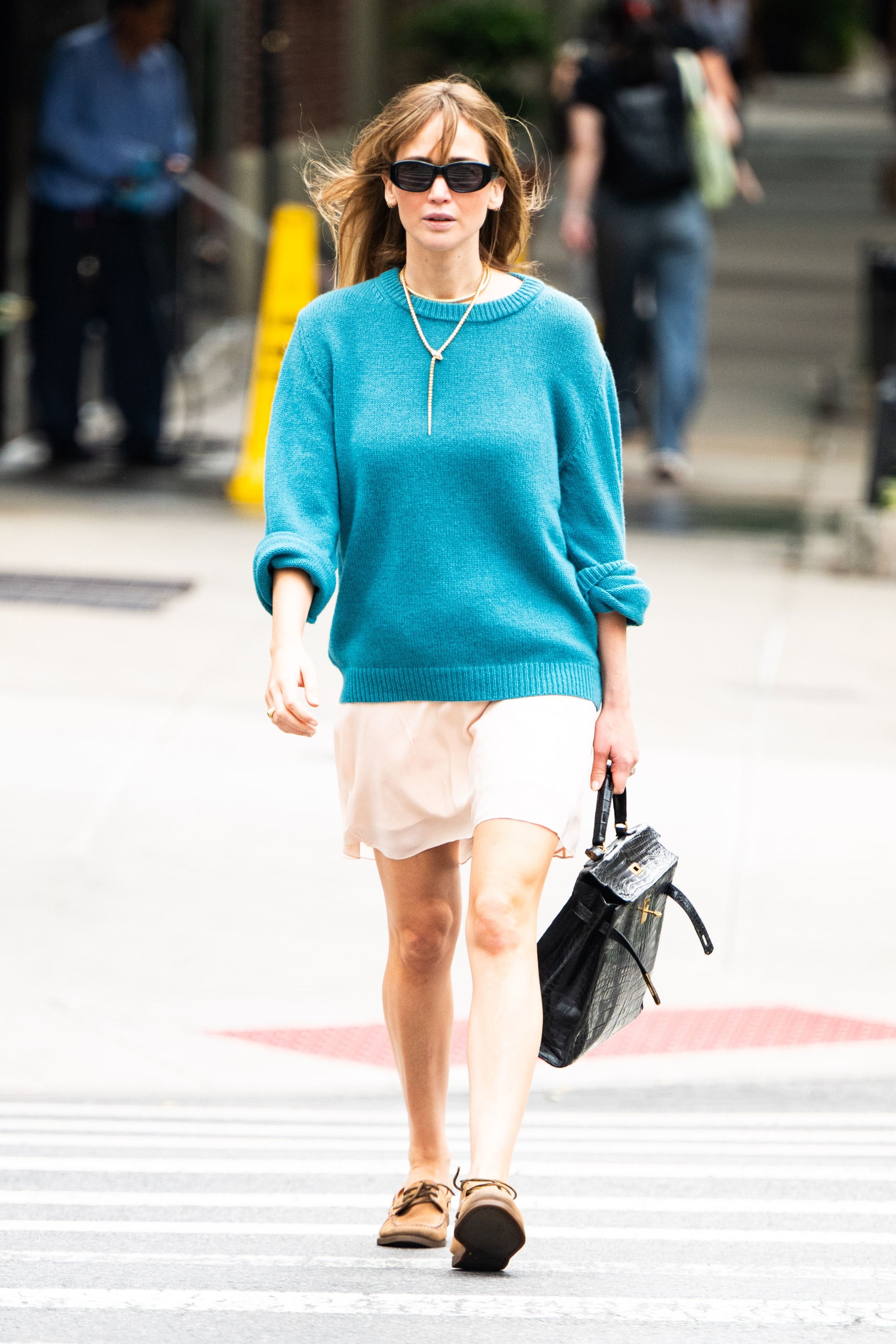 Source-feed image associated with Jennifer Lawrence Nails the Transeasonal Style Formula