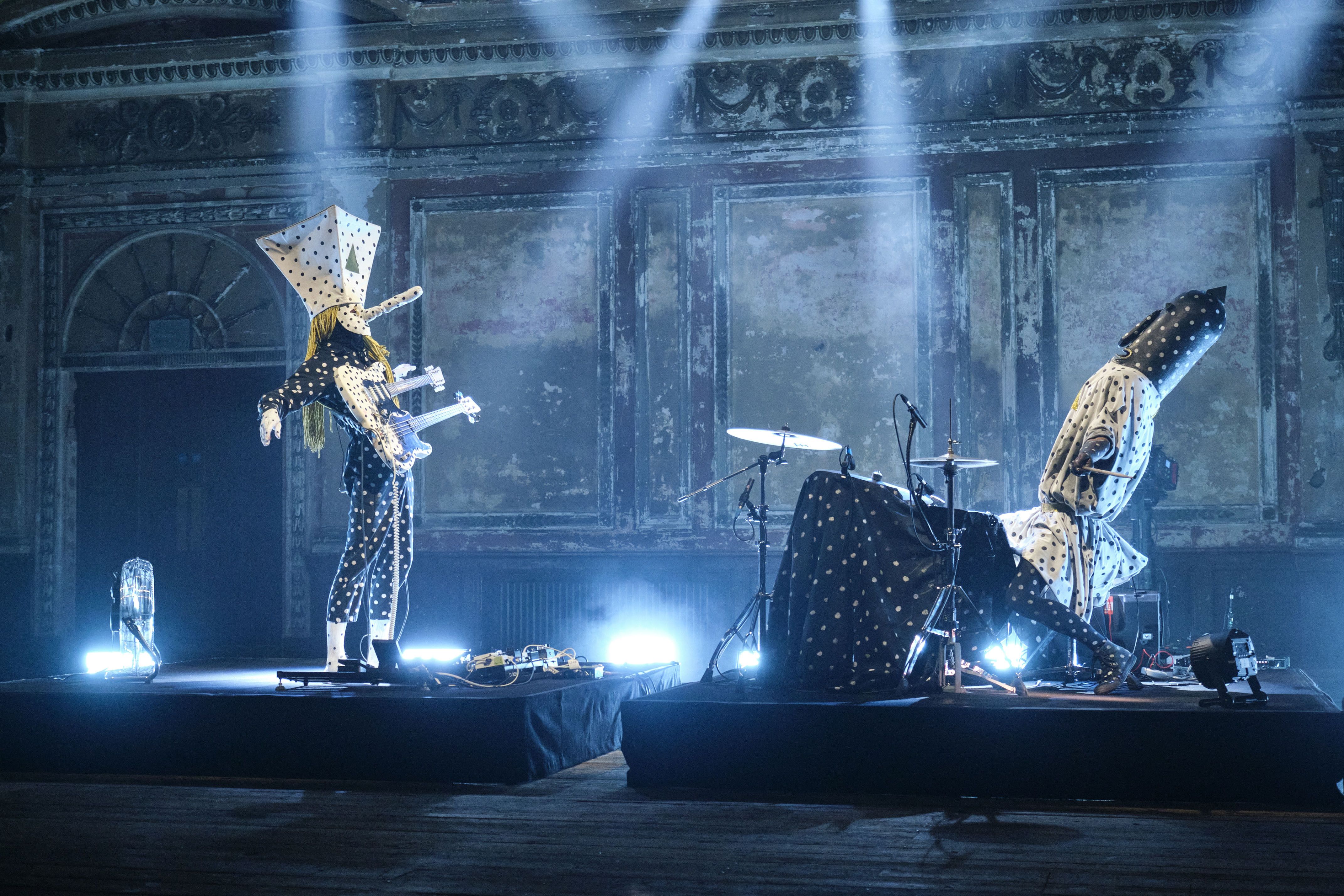 Source-feed image associated with Watch Angine de Poitrine Perform “Fabienk” on Jools Holland
