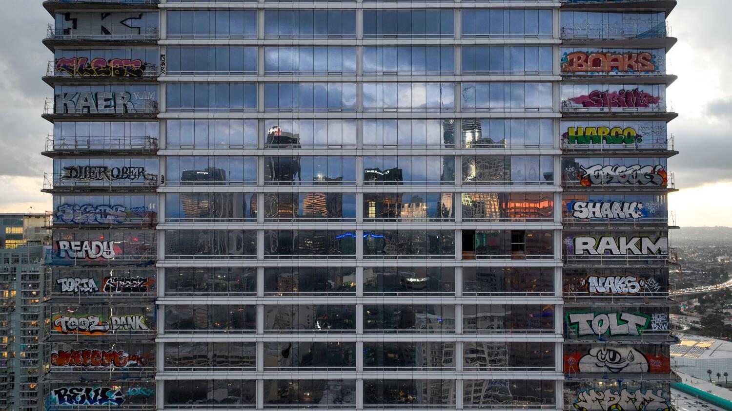 Source-feed image associated with Sale of Oceanwide Plaza graffiti towers in L.A. delayed