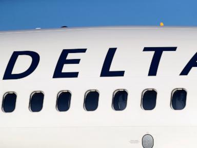 Source-feed image associated with Delta pilot reports a close encounter with a July Fourth firework before landing in Chicago