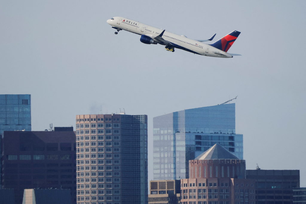 Source-feed image associated with Jets were 300 feet apart in Boston close call that forced Delta flight to abort landing, expert says