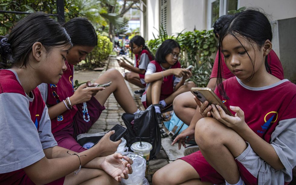 Source-feed image associated with Countries Seek to Curb Social Media Addiction for Kids