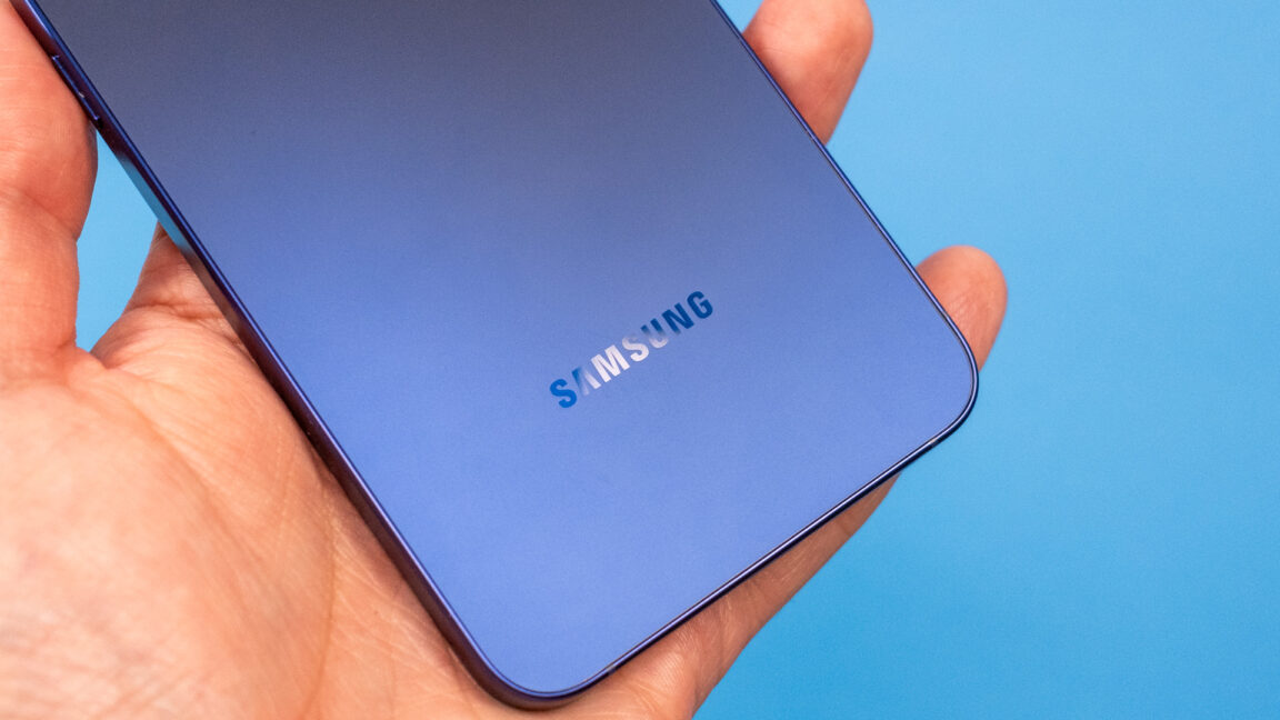 Source-feed image associated with Apple and Samsung benefit as memory shortage pushes smartphone shipments to historic lows