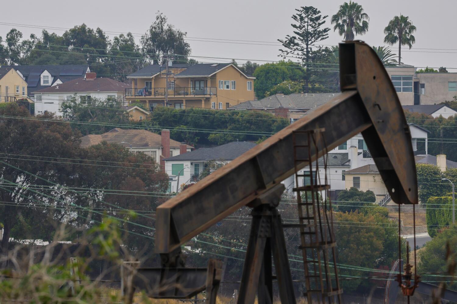 Source-feed image associated with Los Angeles tries again to phase out urban oil production