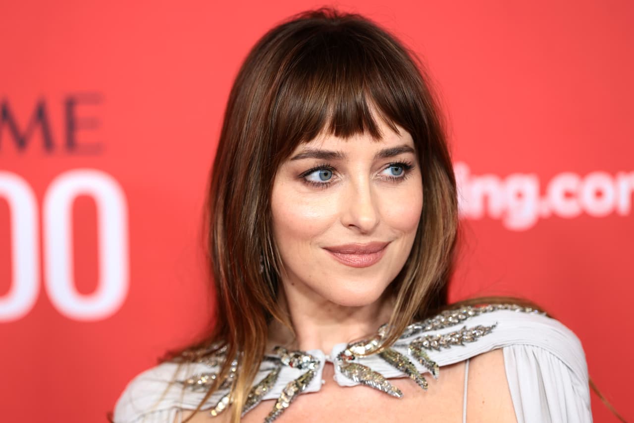 Source-feed image associated with Dakota Johnson lists stunning midcentury modern ‘tree house’ in L.A. for $6 million