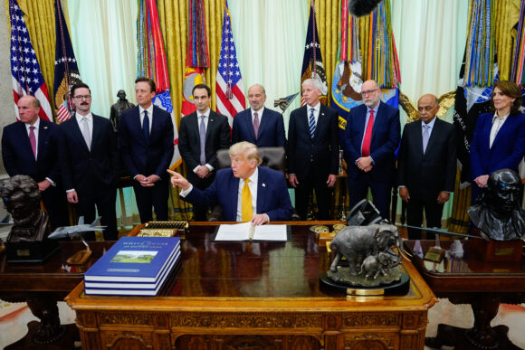 Source-feed image associated with Trump Orders US to Speed Quantum Adoption, Boost Cyber Defenses