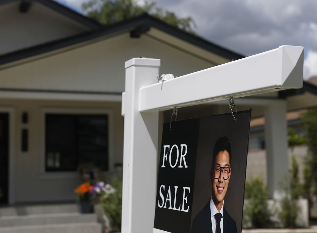 Source-feed image associated with Mortgage rates inch up to 6.53% — the latest blow for sidelined spring buyers