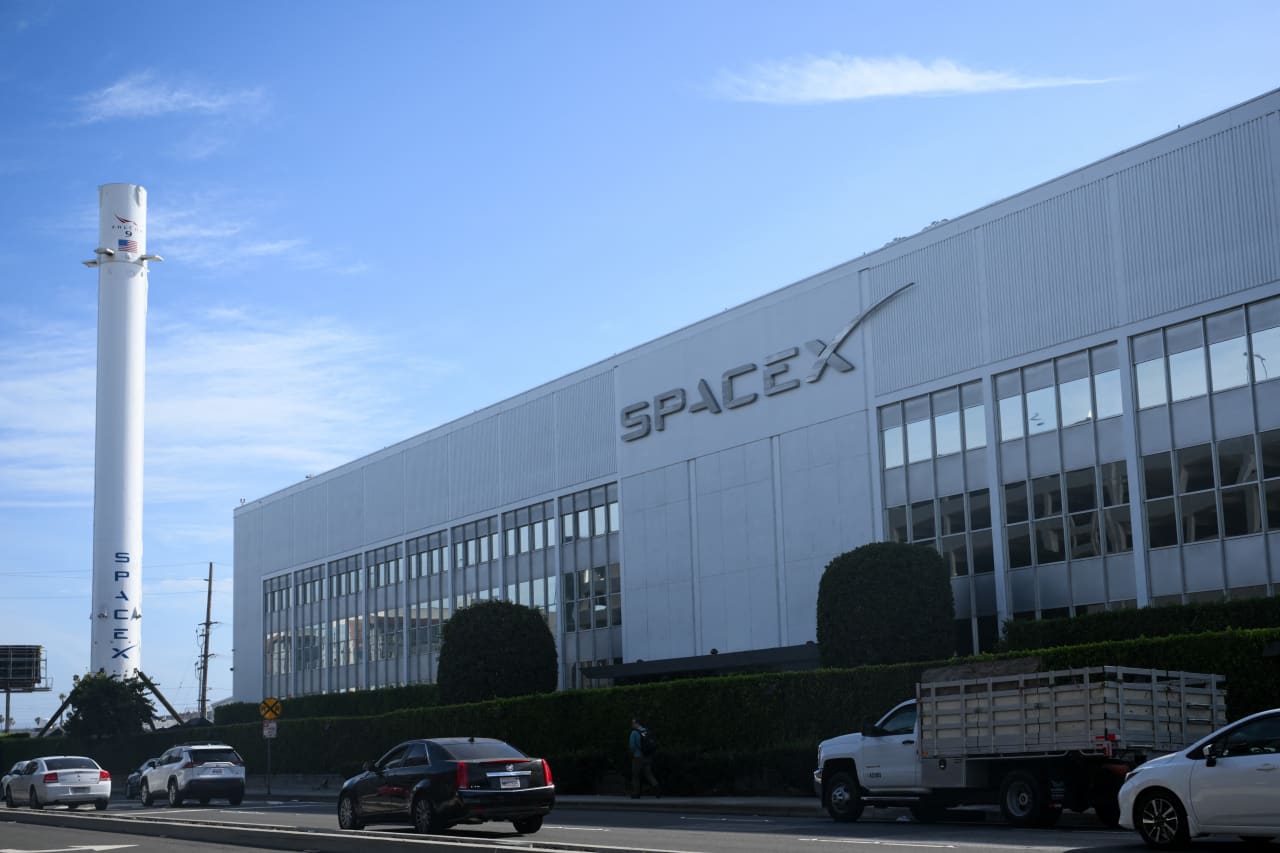 Source-feed image associated with Space stocks are falling hard — but SpaceX doesn’t deserve all of the blame