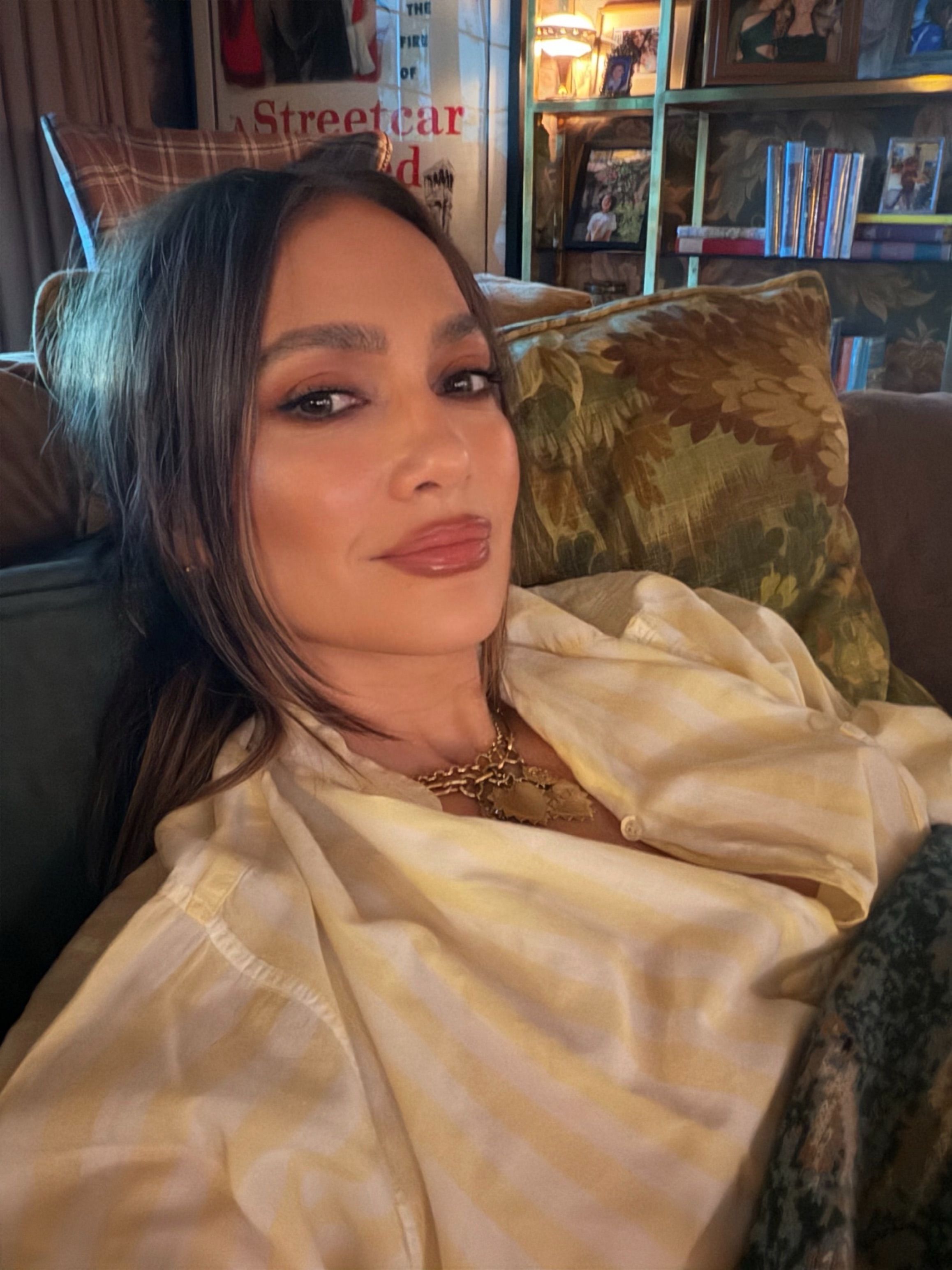 Source-feed image associated with Jennifer Lopez’s Makeup Touch-up Essentials Are Cult Favorites