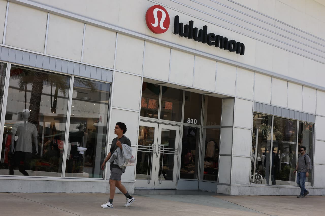 Source-feed image associated with A ‘rudderless’ Lululemon needs to ditch logos and get back to basics, analysts say