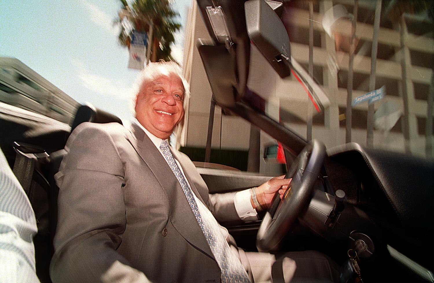 Source-feed image associated with William Burke, founder of L.A. Marathon, dies at 87