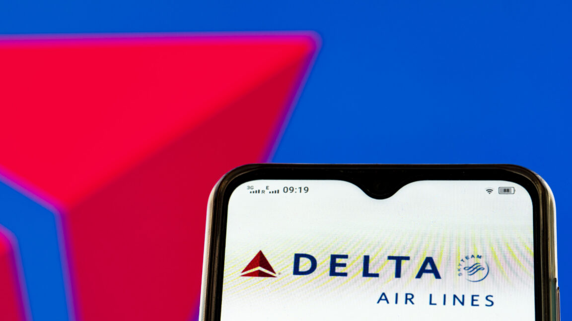 Source-feed image associated with DEF CON crowd suspected in fake-hotspot attack on Delta flight