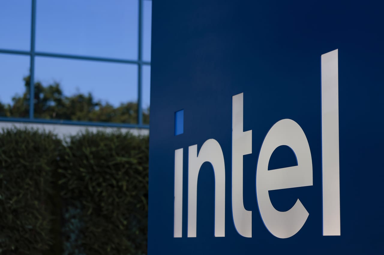 Source-feed image associated with Intel plans to sell $15 billion worth of stock after it has risen 400% in a year