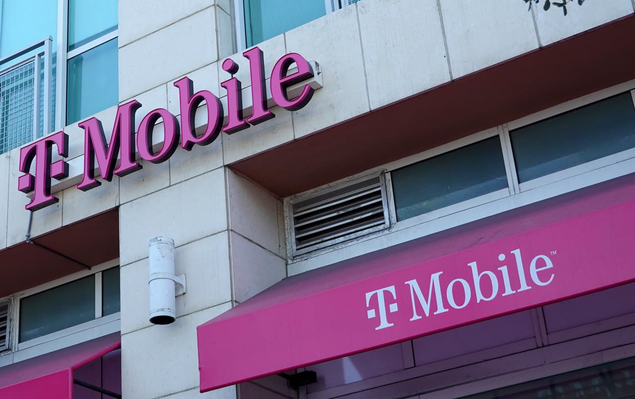 Source-feed image associated with T-Mobile’s stock sinks despite customers pouring into premium plans