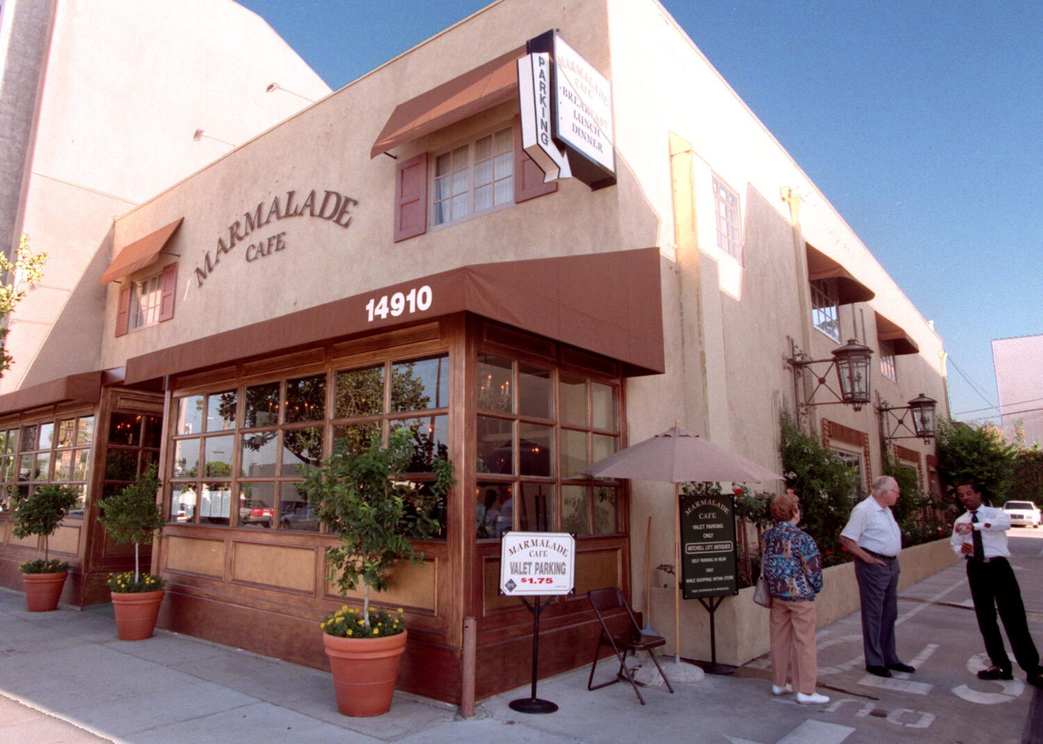 Source-feed image associated with Popular Southern California cafe chain files for bankruptcy