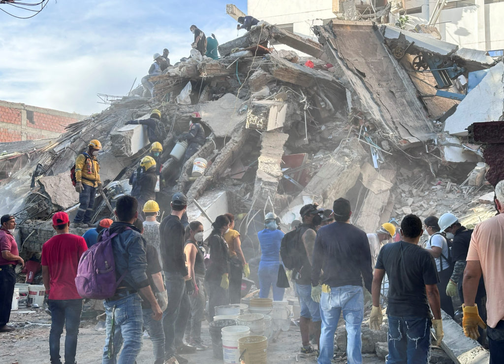Source-feed image associated with Colombia searches for over 3,000 missing after powerful earthquake kills at least 179