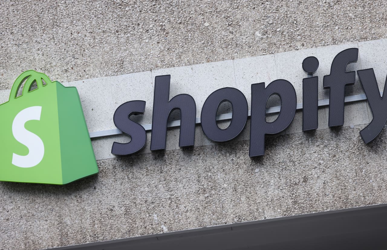 Image from linked report: Amazon and Shopify make starkly different moves in the brewing battle over AI shopping