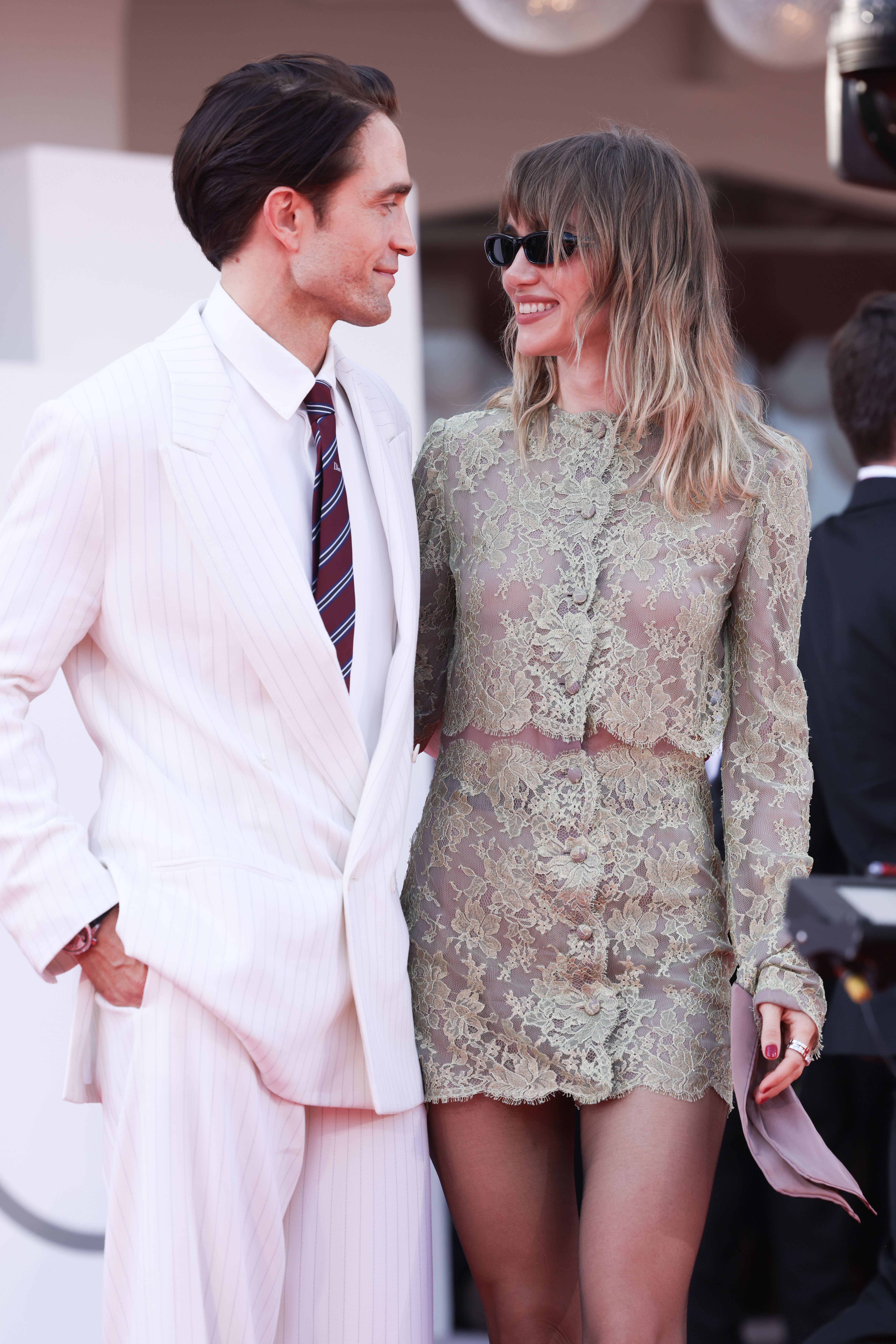 Source-feed image associated with Robert Pattinson and Suki Waterhouse Get Romantic in Contrasting Couple Style at Venice Film Festival